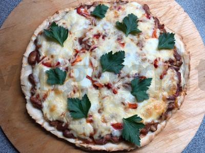 Vegetariška pica su baltosiomis pupelėmis ir grybais pagrindine nuotrauka