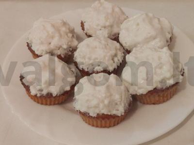 Minkšti varškės keksiukai su maskarponės kremu pagrindine nuotrauka