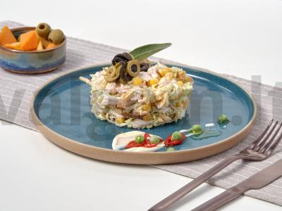 Salotos su rūkyta vištiena ir kukurūzais pagrindine nuotrauka