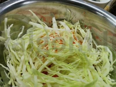 Mažai kaloringos pavasarinių kopūstų salotos Žingsnis 2