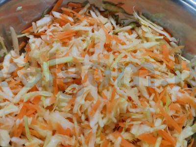 Mažai kaloringos pavasarinių kopūstų salotos Žingsnis 3