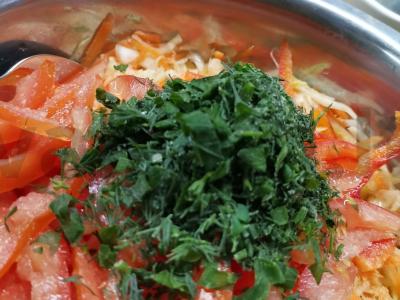 Mažai kaloringos pavasarinių kopūstų salotos Žingsnis 6