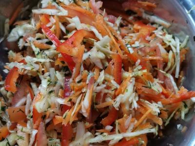 Mažai kaloringos pavasarinių kopūstų salotos Žingsnis 7