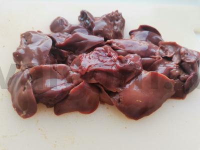 Smulkintos vištienos kepenėlės grietinėlėje Žingsnis 1