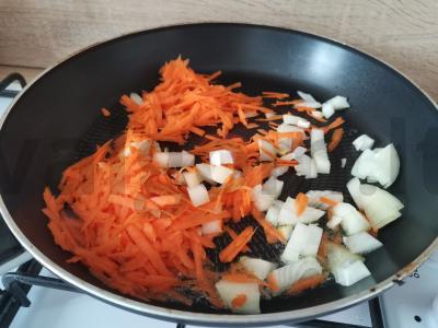 Smulkintos vištienos kepenėlės grietinėlėje Žingsnis 3