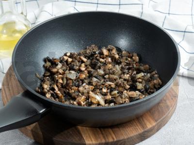 Įdaryti kiaušiniai su grybais, svogūnais ir majonezu Žingsnis 2