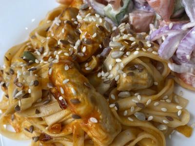 Udon makaronai su vištienos krūtinėle pagrindine nuotrauka
