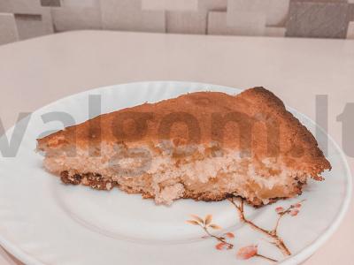 Naminė bandelė su obuoliais ir sultenėmis pagrindine nuotrauka