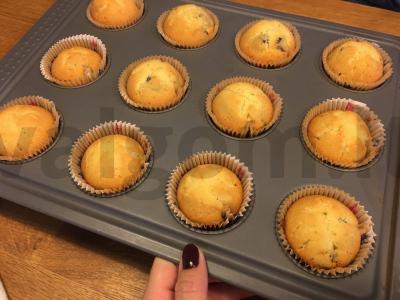 Apelsinų keksiukai su sultenėmis pagrindine nuotrauka