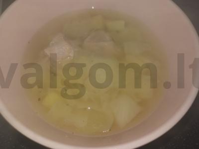 Skruostai su kiauliena ir šviežiomis daržovėmis pagrindine nuotrauka