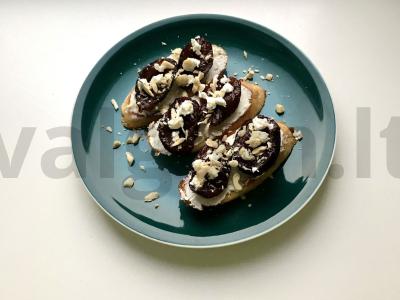 Crostini su marinuotomis slyvomis pagrindine nuotrauka