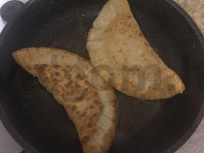 Traškūs čeburekai su vištiena ir majonezu Žingsnis 4