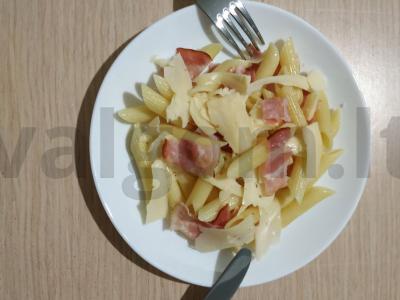 Makaronai su šonine ir sūriu pagrindine nuotrauka