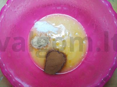 Kalėdiniai imbieriniai sausainiai su medumi ir aštriais prieskoniais Žingsnis 1