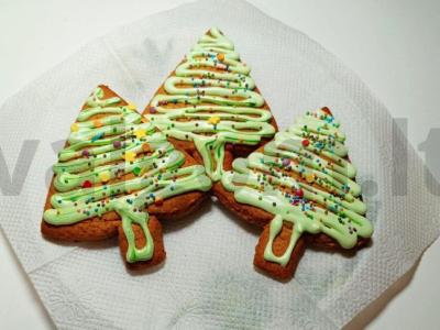 Kalėdiniai imbieriniai sausainiai su medumi ir aštriais prieskoniais pagrindine nuotrauka