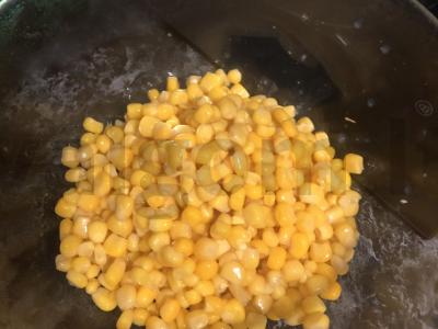 Krabų lazdelių salotos su sūriu Žingsnis 1