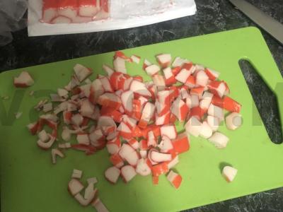 Krabų lazdelių salotos su sūriu Žingsnis 2