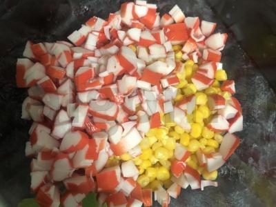 Krabų lazdelių salotos su sūriu Žingsnis 3