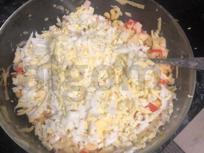 Krabų lazdelių salotos su sūriu Žingsnis 6