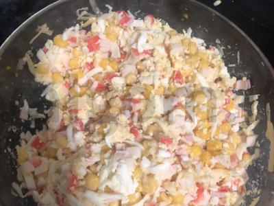 Krabų lazdelių salotos su sūriu Žingsnis 7