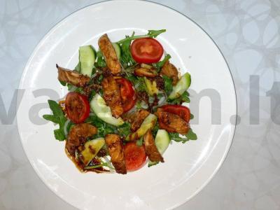 Daržovių salotos su sultinga lašiša pagrindine nuotrauka