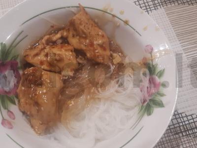 Vištiena terijakio padaže su funchosa pagrindine nuotrauka