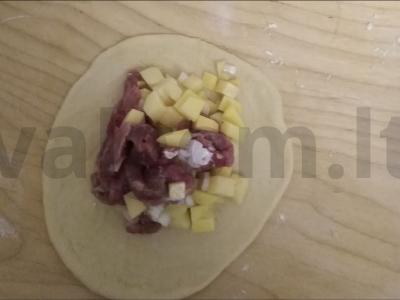 Trikampiai paplotėliai su jautiena ir bulvėmis Žingsnis 13