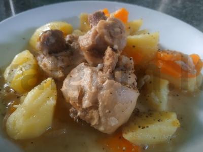 Vištienos kepimas daugiafunkcinėje keptuvėje pagrindine nuotrauka