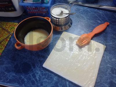 Sluoksniuotos tešlos pyragas su cukrumi Žingsnis 1