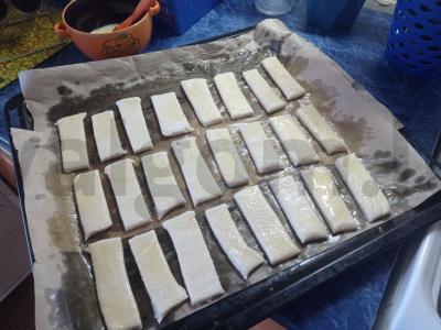 Sluoksniuotos tešlos pyragas su cukrumi Žingsnis 2