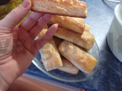 Sluoksniuotos tešlos pyragas su cukrumi pagrindine nuotrauka