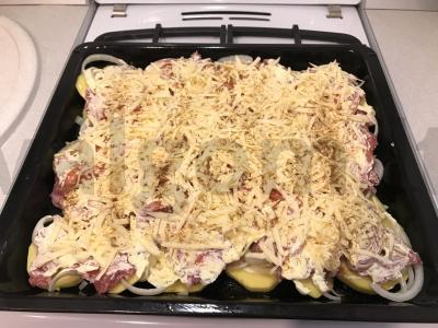 Prancūziško stiliaus mėsa ant bulvių pagrindo pagrindine nuotrauka