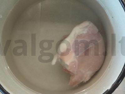 Lengvos salotos su vištienos šlaunele ir žirneliais Žingsnis 1