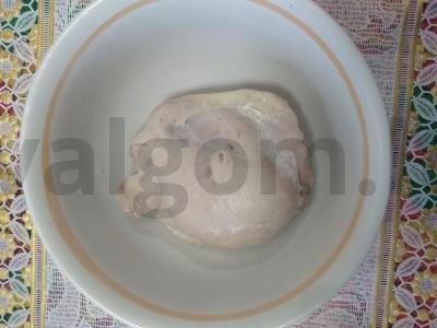 Lengvos salotos su vištienos šlaunele ir žirneliais Žingsnis 5