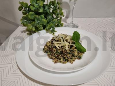 Kvinoja su špinatais ir parmezanu pagrindine nuotrauka