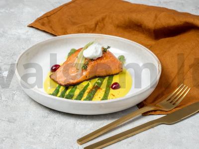 Lašiša folijoje su spanguolėmis pagrindine nuotrauka