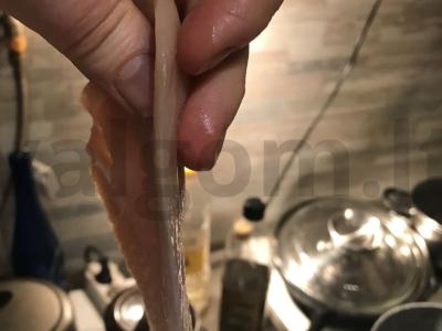 Pusryčiams - sumuštinis su vištienos krūtinėle, kiaušiniu ir Cezario padažu Žingsnis 1