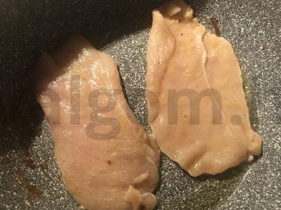 Pusryčiams - sumuštinis su vištienos krūtinėle, kiaušiniu ir Cezario padažu Žingsnis 3