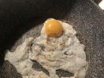 Pusryčiams - sumuštinis su vištienos krūtinėle, kiaušiniu ir Cezario padažu Žingsnis 6