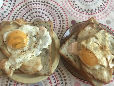 Pusryčiams - sumuštinis su vištienos krūtinėle, kiaušiniu ir Cezario padažu pagrindine nuotrauka