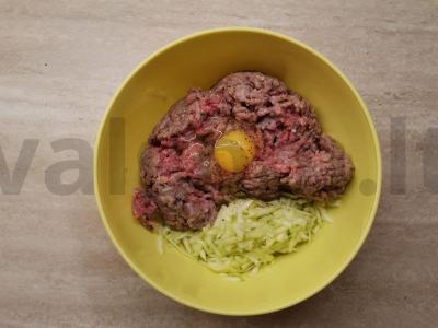 Sultingi kotletai su cukinija Žingsnis 1