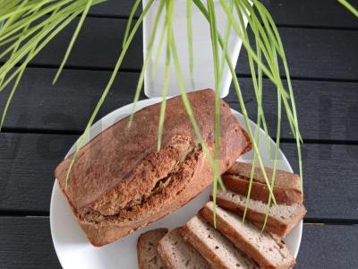 Iš viso grūdo miltų pagaminta rauginta duona pagrindine nuotrauka