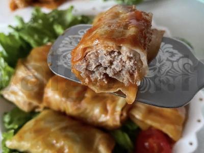 Įdaryti kopūstai pomidorų padaže su grietine pagrindine nuotrauka