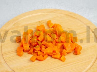 Salotos su žuvies konservais, bulvėmis, kiaušiniais, morkomis ir šviežiais agurkais Žingsnis 1