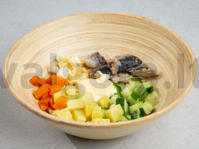 Salotos su žuvies konservais, bulvėmis, kiaušiniais, morkomis ir šviežiais agurkais Žingsnis 2