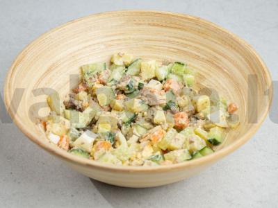 Salotos su žuvies konservais, bulvėmis, kiaušiniais, morkomis ir šviežiais agurkais Žingsnis 3