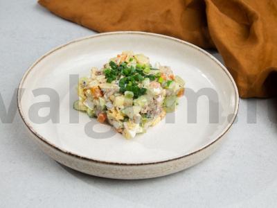 Salotos su žuvies konservais, bulvėmis, kiaušiniais, morkomis ir šviežiais agurkais Žingsnis 4