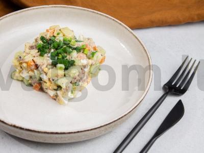 Salotos su žuvies konservais, bulvėmis, kiaušiniais, morkomis ir šviežiais agurkais pagrindine nuotrauka