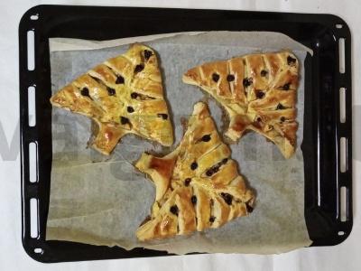 Erdvios sluoksniuotos tešlos "Kalėdų eglutės" su obuoliais, serbentais ir cinamonu pagrindine nuotrauka
