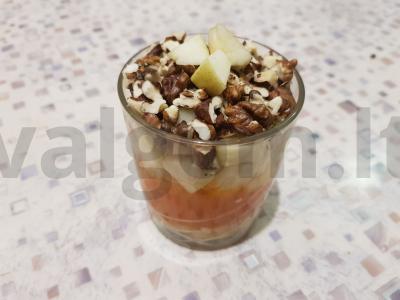 Vaisių desertas su riešutais pagrindine nuotrauka